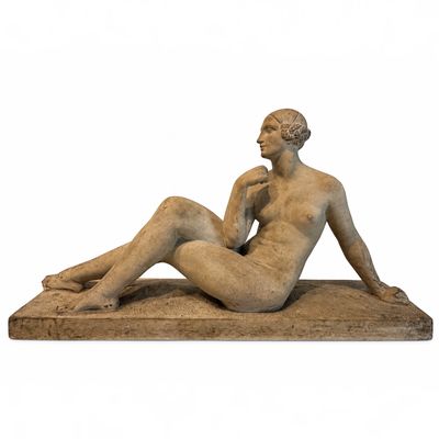 l'image d'une statue de femme assise sur une table