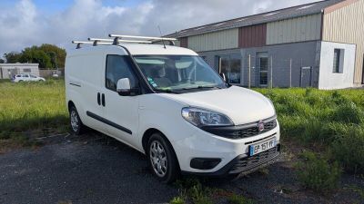 une camionnette blanche garée devant un bâtiment