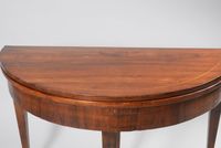 Table de forme demi-lune en noyer, le plateau abattant marqu… (photo 2)