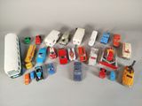 un grand nombre de voitures et de camions jouets qui se trouvent sur la table