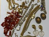 beaucoup de bijoux posés sur la table
