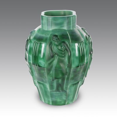 une image représentant un vase vert posé sur une table