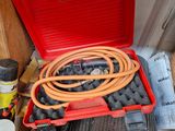 une boîte à outils rouge remplie d'outils posée sur une table