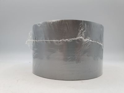 une photo en gros plan d'un bracelet en argent posé sur une surface blanche