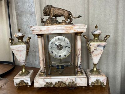 une horloge posée sur une table