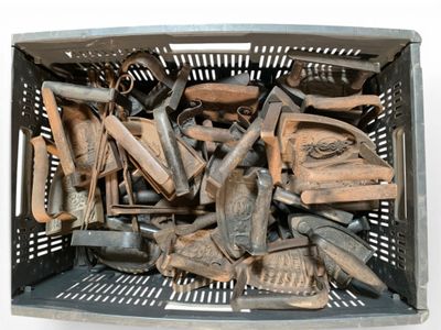 un panier rempli d'outils posé sur une table