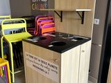 une petite cuisine avec une table et des chaises