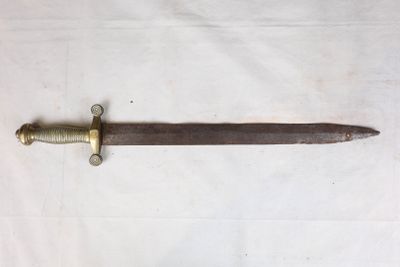 un couteau posé sur une table blanche