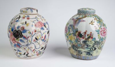 deux vases posés côte à côte sur une surface blanche