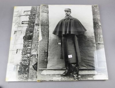 photographie en noir et blanc d'un homme vêtu d'une cape noire et d'un chapeau