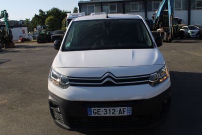 une camionnette blanche garée dans un parking