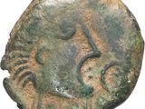un gros plan d'une pièce de monnaie avec un visage dessus