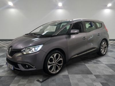 la voiture grise est garée sur un sol en damier dans le garage