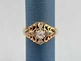 une bague en or et diamants, ornée d'un motif en filigrane