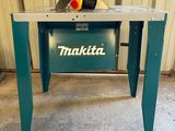 gros plan d'une machine sur une table dans un garage