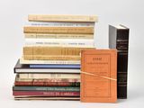plusieurs livres sont empilés sur une surface blanche