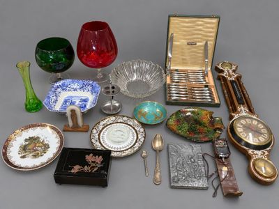 many different items that are sitting on a table