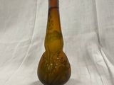 un vase marron orné d'un motif sur fond blanc