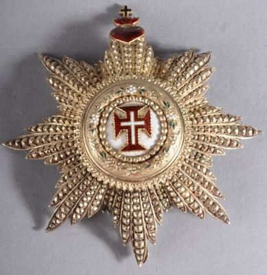 une image représentant une médaille d'or surmontée d'une croix
