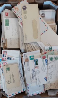 une boîte remplie de courrier posée sur une table