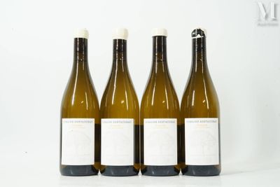trois bouteilles de vin blanc sont alignées sur une surface blanche