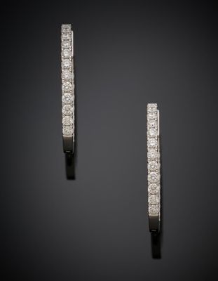 une paire de boucles d'oreilles en diamant