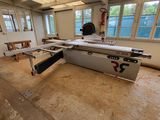 un homme qui travaille sur une table dans une pièce