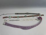 trois bracelets de couleurs différentes sur un fond blanc