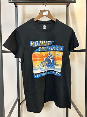 un t-shirt noir orné d'une image représentant un homme à moto