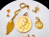 une pièce d'or avec l'image d'une femme dessus