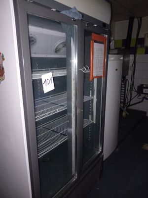 une photo d'un réfrigérateur dans une cuisine, avec une étiquette de prix sur la porte