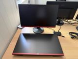 un bureau sur lequel sont posés deux écrans et un ordinateur portable