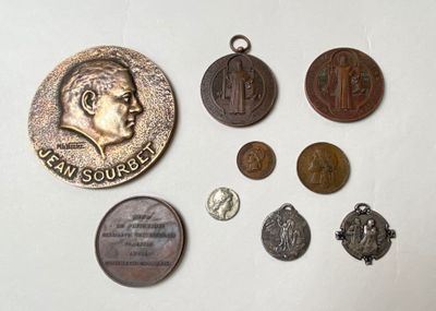 Lot de médailles et jetons en bronze et divers