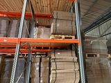 une grande quantité de cartons sur les étagères de l'entrepôt