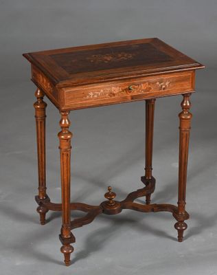 une vieille table en bois surmontée d'un tiroir