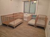 deux lits d'enfant dans une petite chambre avec une fenêtre