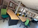 des chaises et des bureaux aux couleurs vives dans un espace ouvert