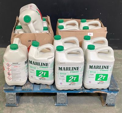 plusieurs gallons de liquide blanc posés sur une palette