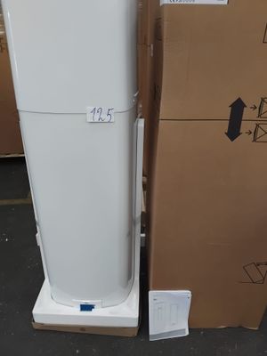 un réfrigérateur blanc posé à côté d'un carton