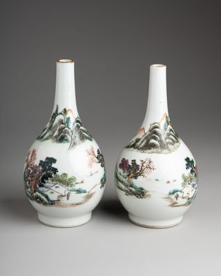 deux vases blancs ornés de motifs asiatiques, posés sur une table
