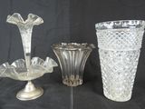 trois vases posés sur une table