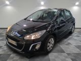 la petite voiture noire est garée dans le garage sur un sol en damier