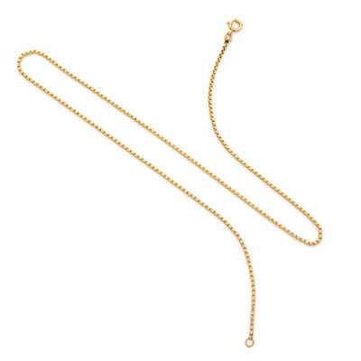 un collier en or avec une chaîne ornée d'un cœur