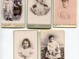 plusieurs vieilles photos d'enfants en robe et chapeau, posant sur un fond blanc