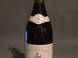 une bouteille de vin posée sur une table