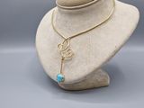 gros plan d'un mannequin portant un collier