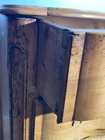 Commode arbalète en noyer ouvrant à trois tiroirs, les monta… (photo 3)