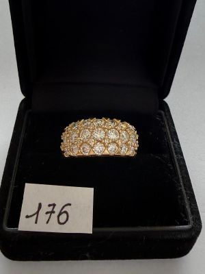 gros plan d'une bague dans une boîte noire avec une étiquette de prix