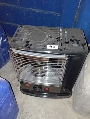 un petit radiateur noir posé à côté d'une poubelle bleue