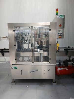une image d'une machine qui se trouve dans un bâtiment